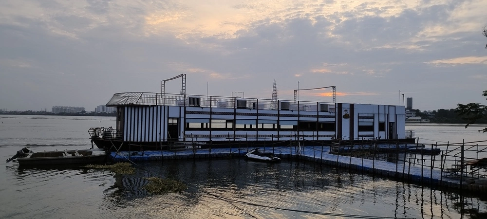 Large Boat hotel